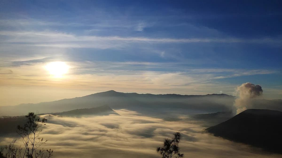 Matahari terbit di atas lautan awan yang menutupi kaldera Tengger