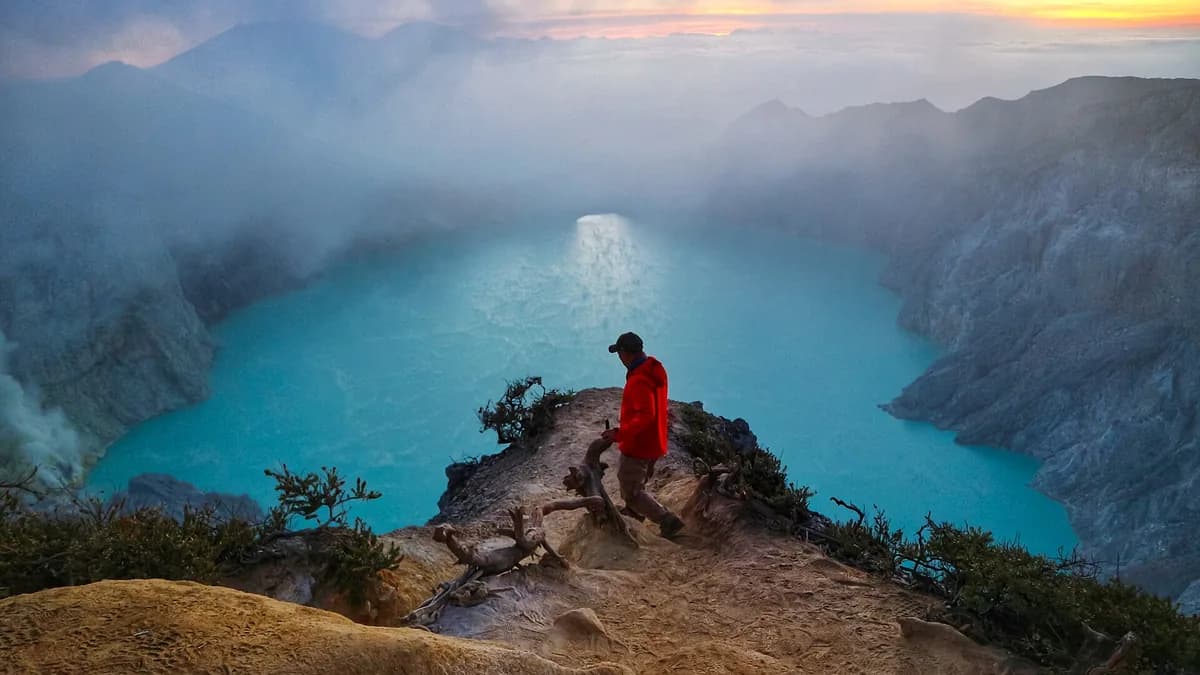 Danau asam berwarna toska di dalam Kawah Ijen dilihat dari bibir kawah