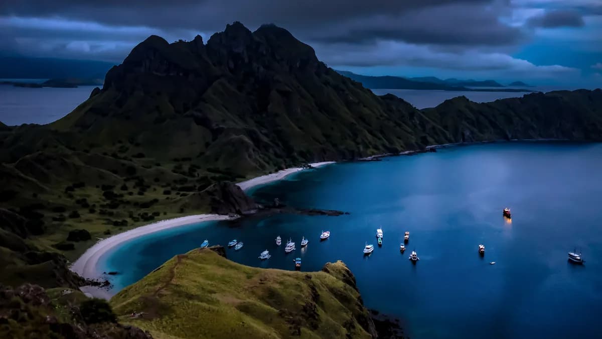 Teluk-teluk Pulau Padar dan kapal wisata yang berlabuh menjelang gelap
