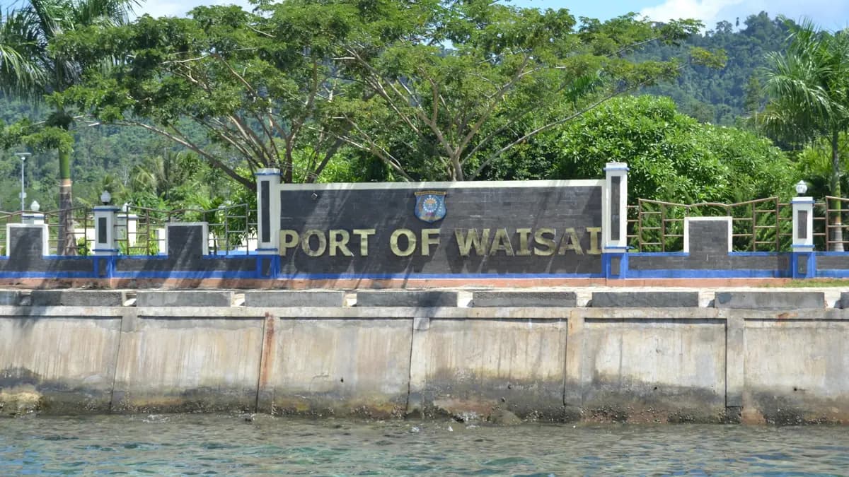 Dermaga Pelabuhan Waisai di Raja Ampat dilihat dari atas kapal