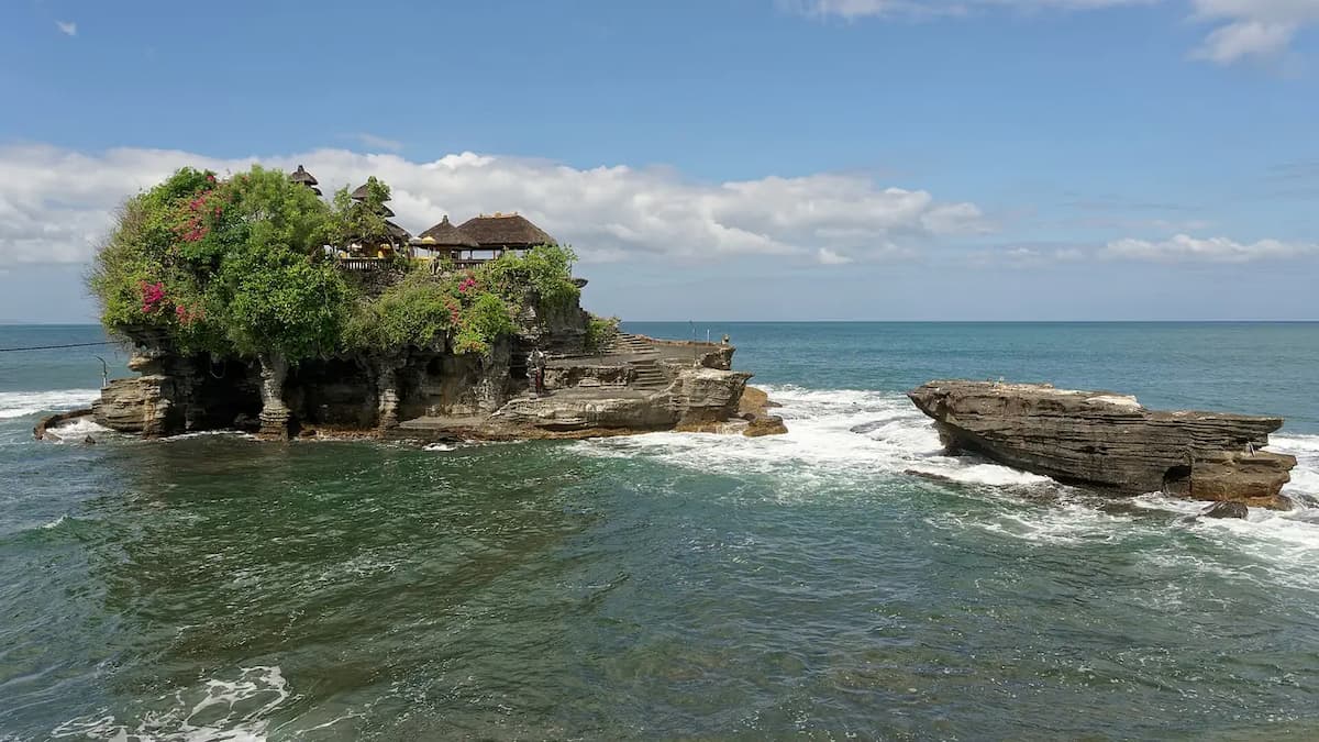 Pura Tanah Lot Bali: Panduan Lengkap, Tiket, dan Tips Berkunjung
