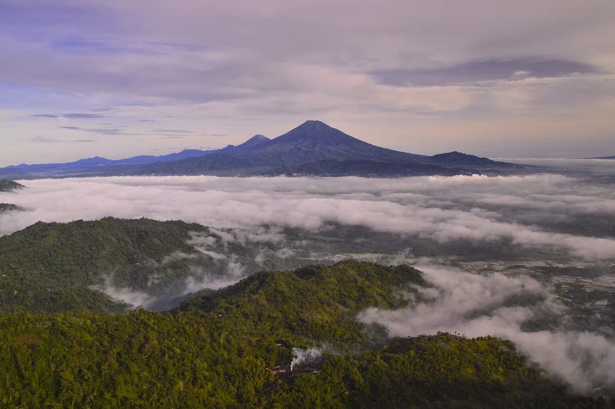 Tumpeng Menoreh Kulon Progo: Restoran di Atas Awan dengan Sunrise Terbaik
