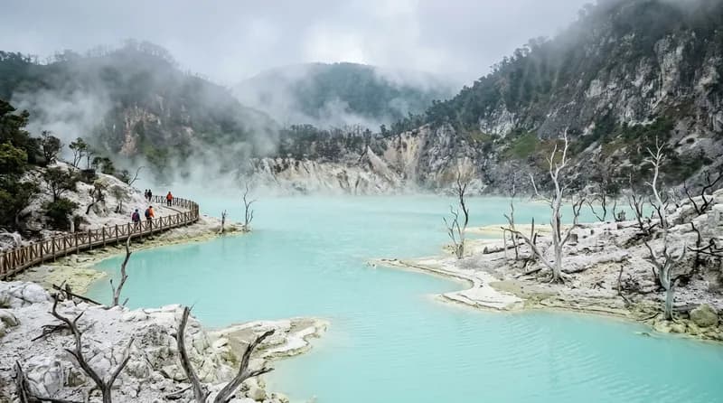 Kawah Putih Ciwidey Bandung dengan danau vulkanik berwarna putih kehijauan