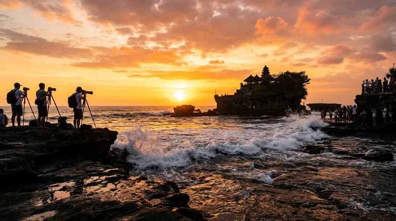 Sunset spektakuler di Pura Tanah Lot Bali dengan langit oranye keemasan