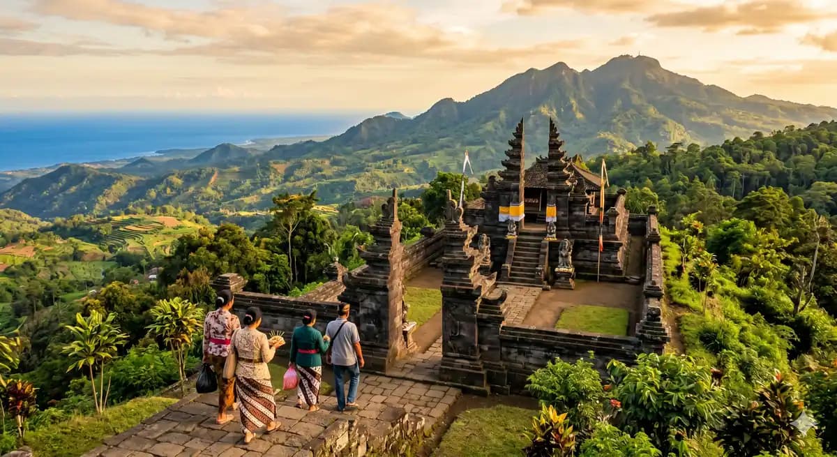 Suasana pasar tradisional di Solo dengan pedagang dan pembeli