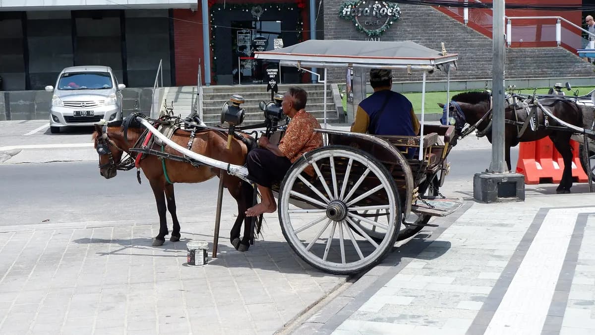 Andong atau kereta kuda menunggu penumpang di jalan sepanjang Pantai Kuta Bali