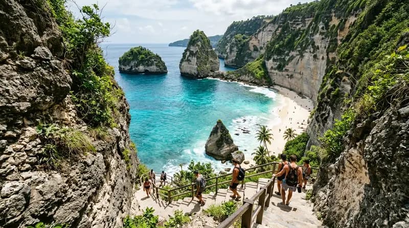 Pantai Gunung Payung Bali dengan pasir putih tersembunyi di bawah tebing hijau