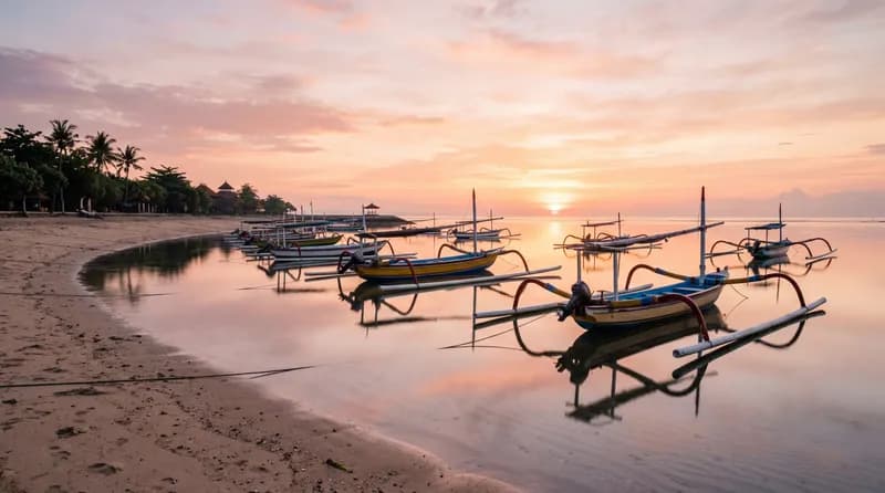 Matahari terbit di Pantai Sanur Bali dengan air laut yang tenang