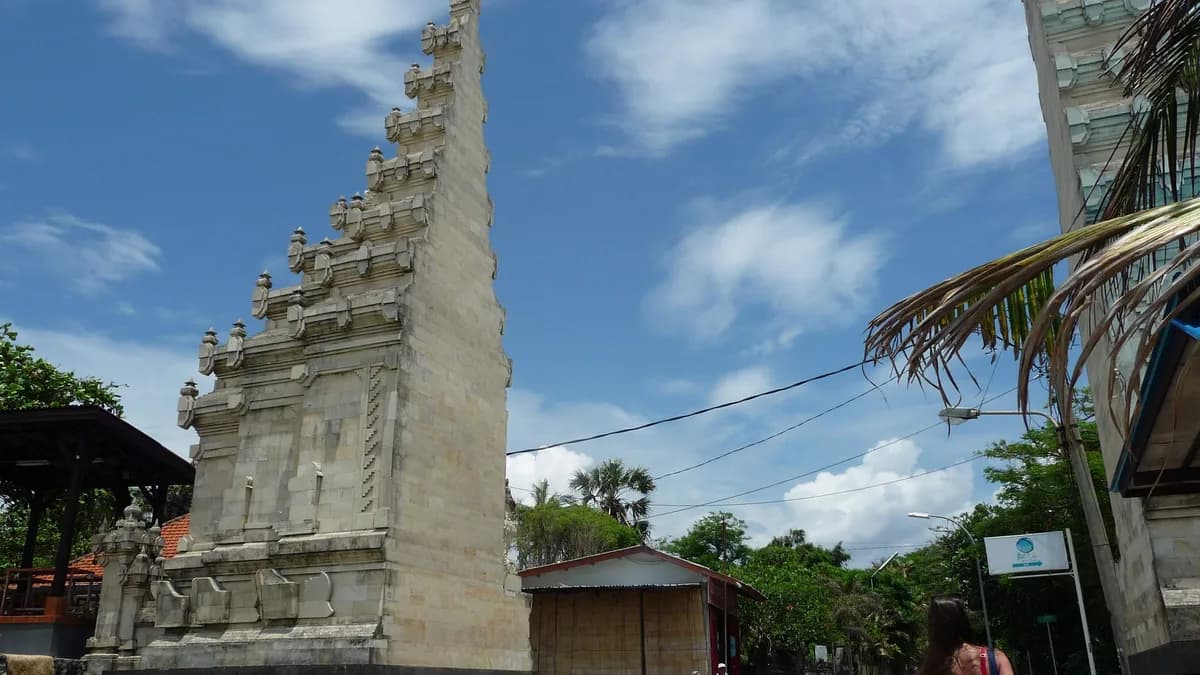Gerbang candi bentar bercat putih di jalan masuk kawasan Legian, Kuta, Bali