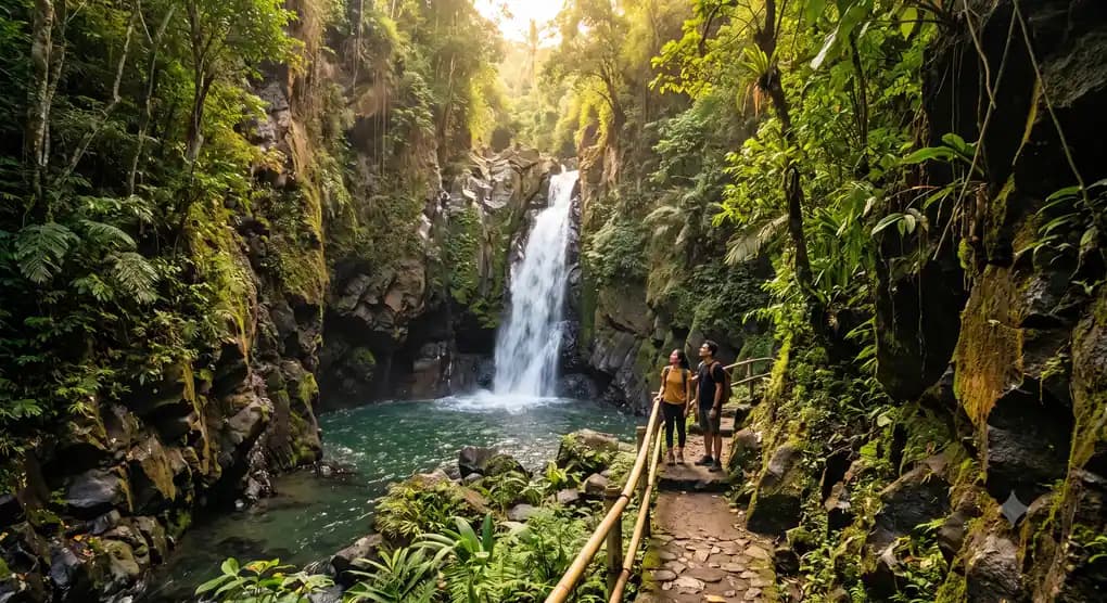 Air terjun bertingkat di kawasan hijau Bali utara