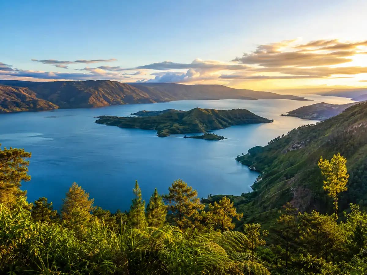 Panorama Danau Toba dalam rute backpacker Sumatra