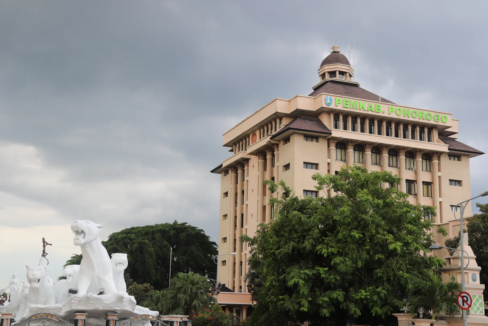 Gedung bertingkat Pemerintah Kabupaten Ponorogo dengan patung singo barong berwarna putih di halaman depannya