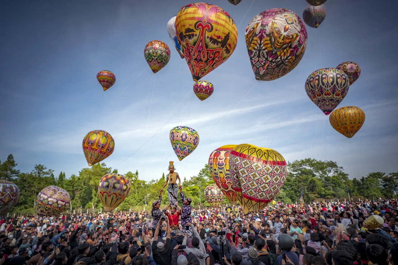 Penampilan Lengger Punjen dengan balon udara berwarna-warni di latar