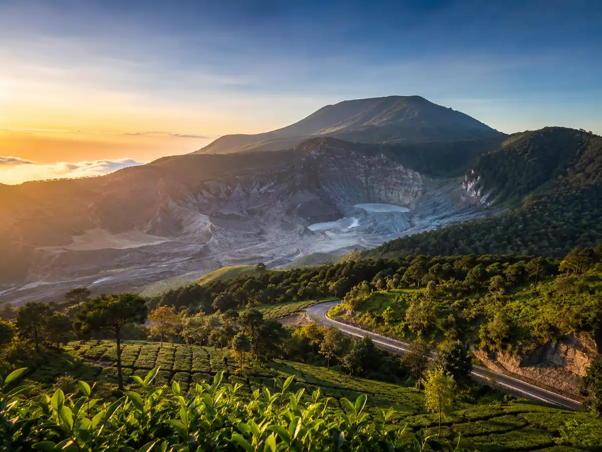 Suasana kota Bandung dengan berbagai destinasi menarik untuk dikunjungi