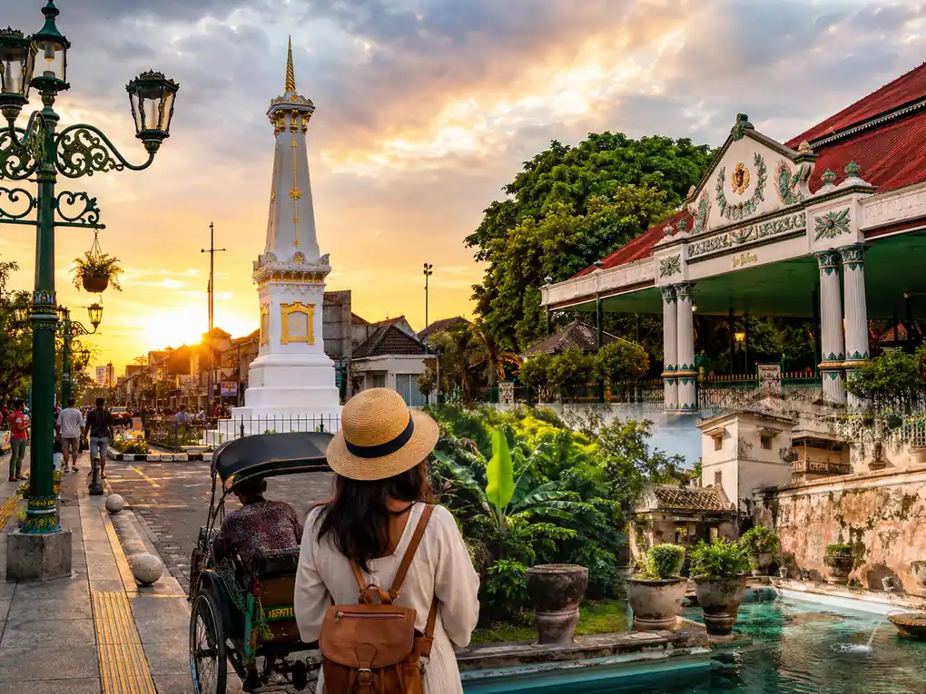 Suasana jalanan Yogyakarta yang cocok dijelajahi dengan mobil sewaan
