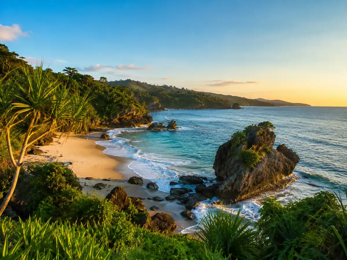 Daya Tarik Utama Pantai Watu Leter