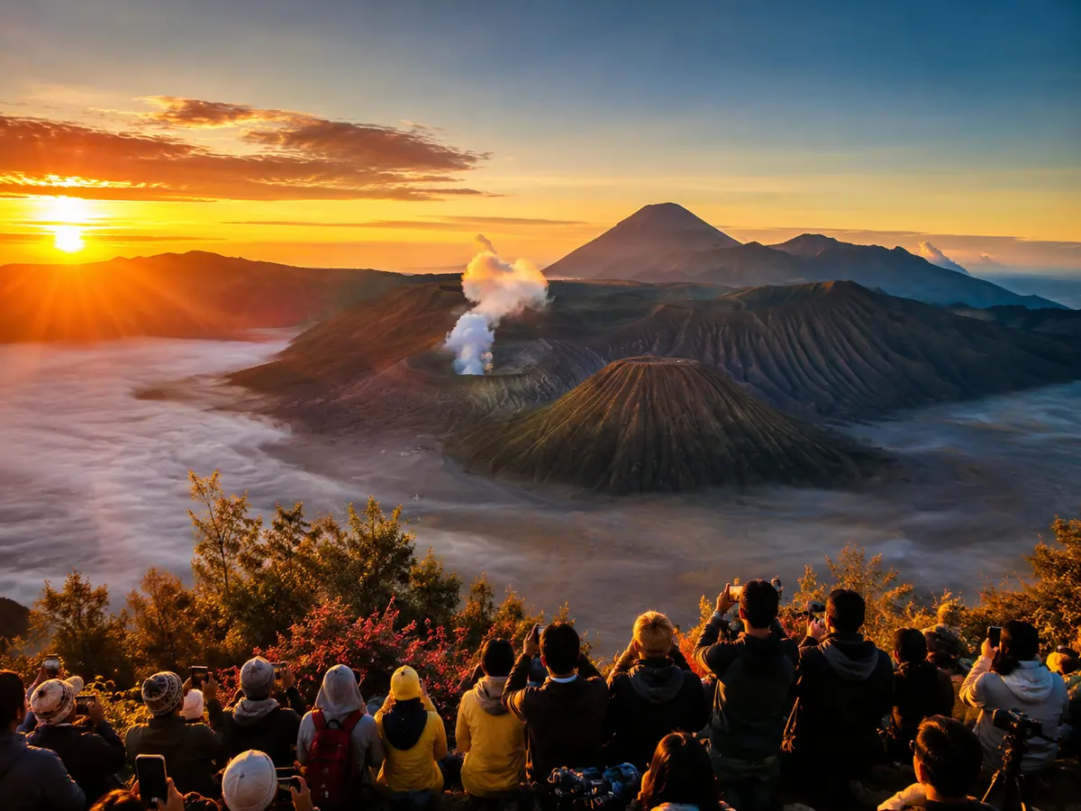Pemandangan kaldera Bromo dengan kabut tipis di pagi hari