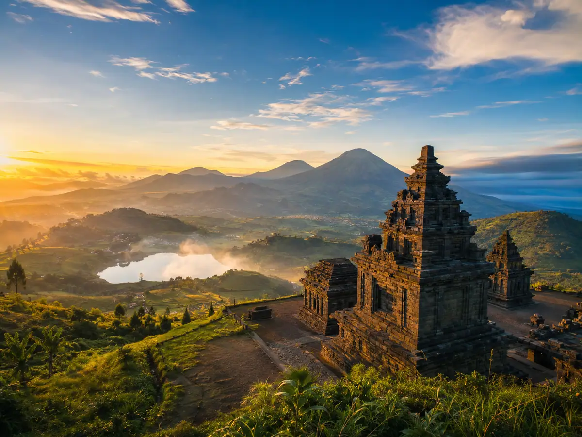 Telaga berwarna kehijauan dikelilingi perbukitan di Dieng