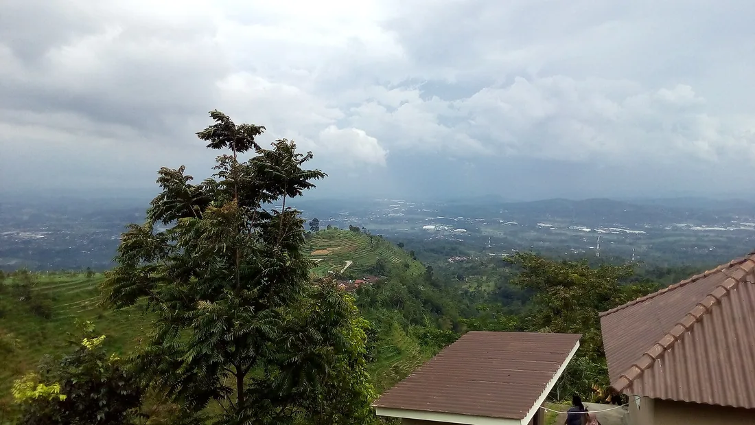 Pemandangan dari lereng atas Bandungan, Kabupaten Semarang, dengan sawah berteras dan dataran di kejauhan