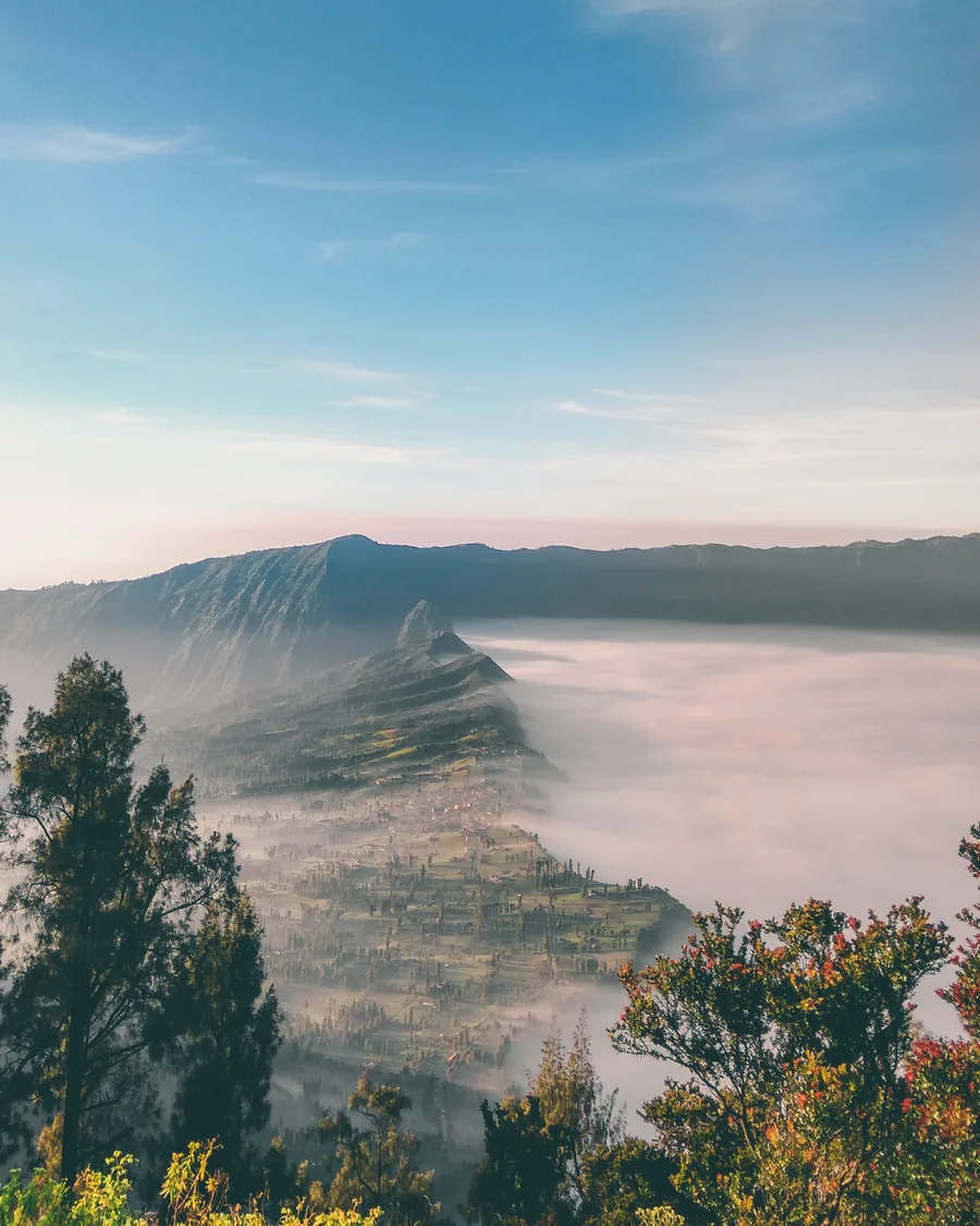 Desa Cemoro Lawang bertengger di punggungan kaldera Bromo dengan kabut tebal menutupi lautan pasir di bawahnya