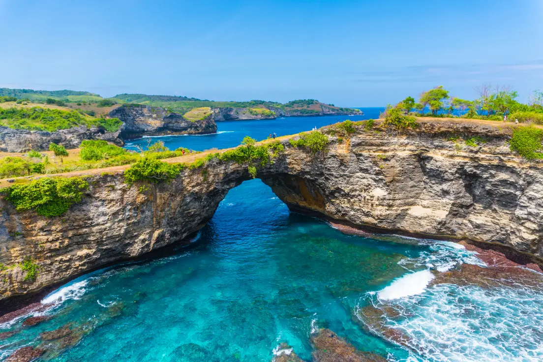 Broken Beach di Nusa Penida, sebuah lengkung batu alami di atas teluk melingkar berair toska