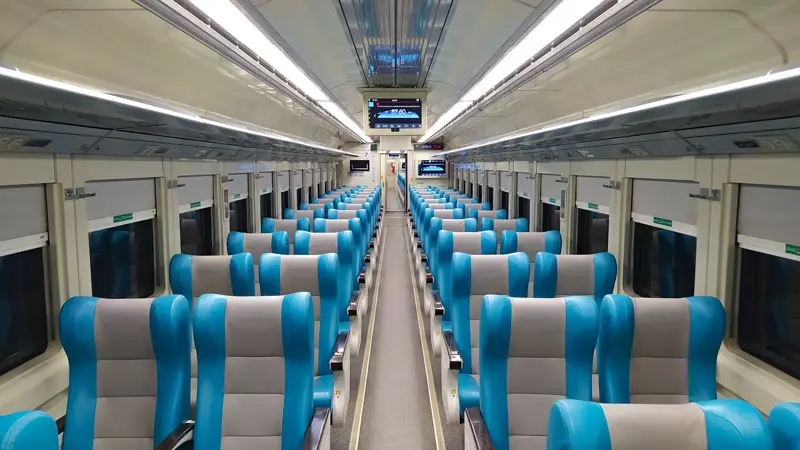 Interior kereta kelas eksekutif Indonesia dengan kursi yang dapat diarahkan mengikuti laju kereta