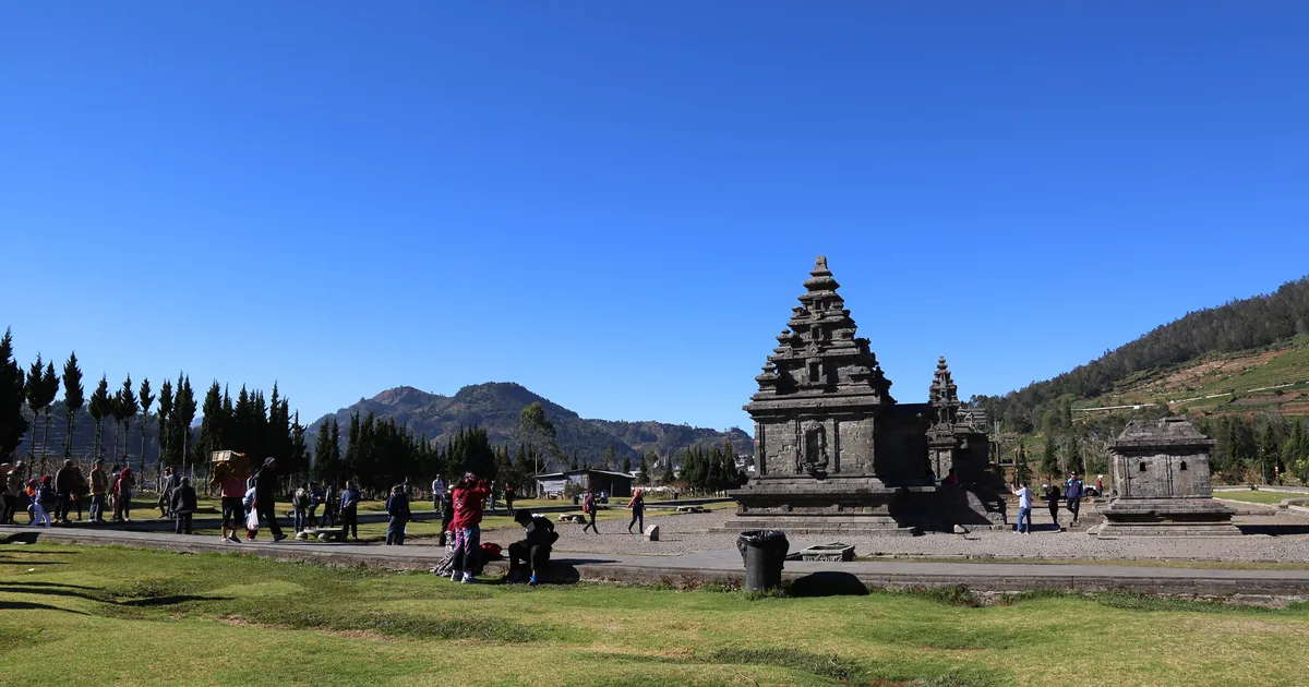 Kompleks Candi Arjuna di Dataran Tinggi Dieng pada pagi hari