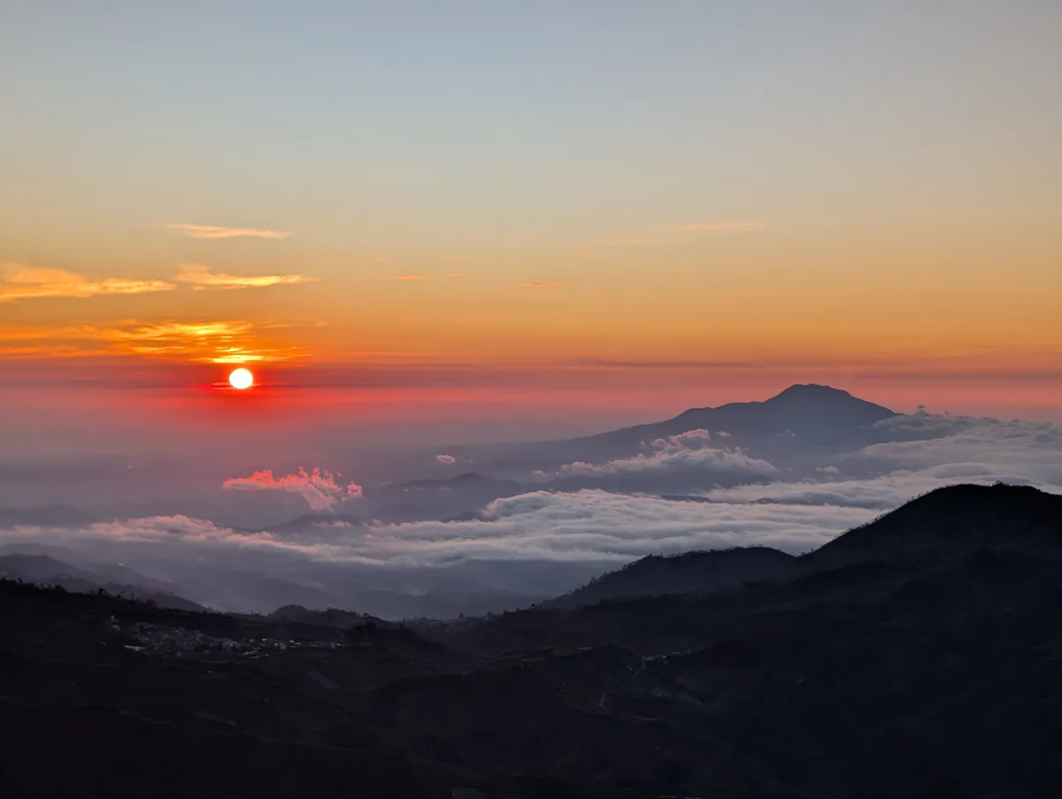 Matahari terbit dilihat dari puncak Bukit Sikunir, Dieng, dengan lautan awan menutupi lembah