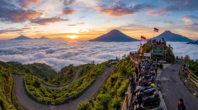 Pemandangan lautan awan dari puncak Gunung Telomoyo Magelang