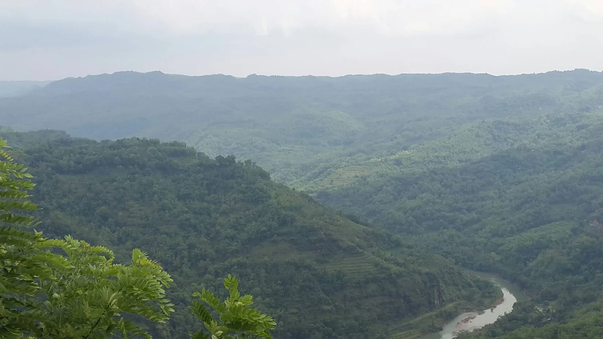 Lembah Sungai Oya yang berkelok di antara perbukitan hijau, dilihat dari kawasan Mangunan