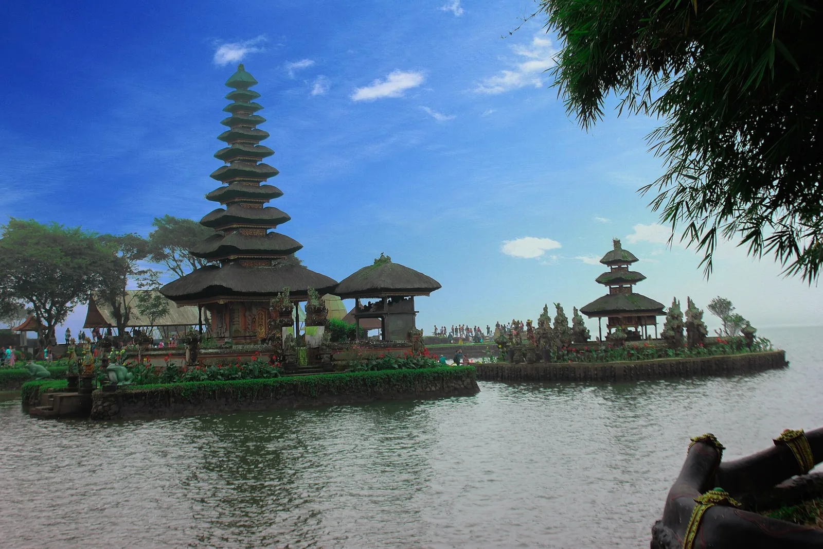 Pura Ulun Danu Beratan dengan meru bertingkat berdiri di tepi Danau Beratan, Bedugul, Bali