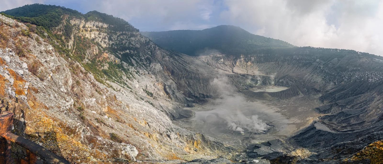 Panorama Kawah Ratu di Gunung Tangkuban Perahu dengan dinding kawah bergaris belerang dan asap solfatara di dasarnya