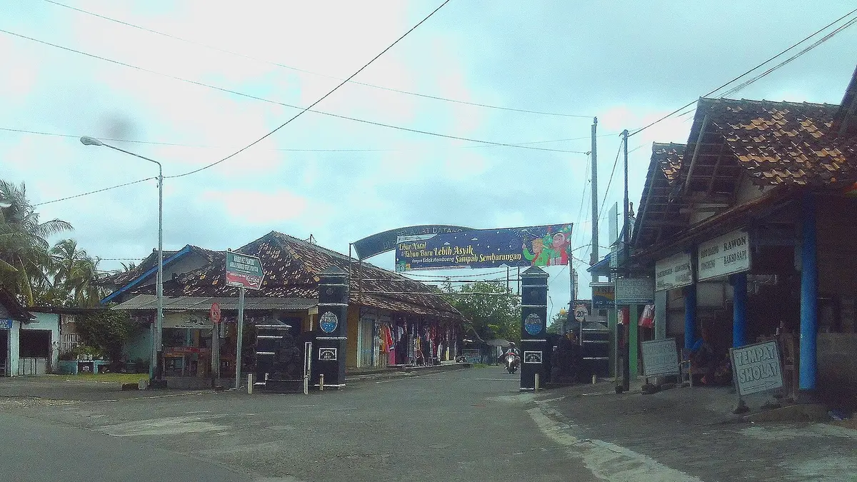 Jalan utama menuju Pantai Parangtritis dengan deretan warung dan toko di kedua sisi