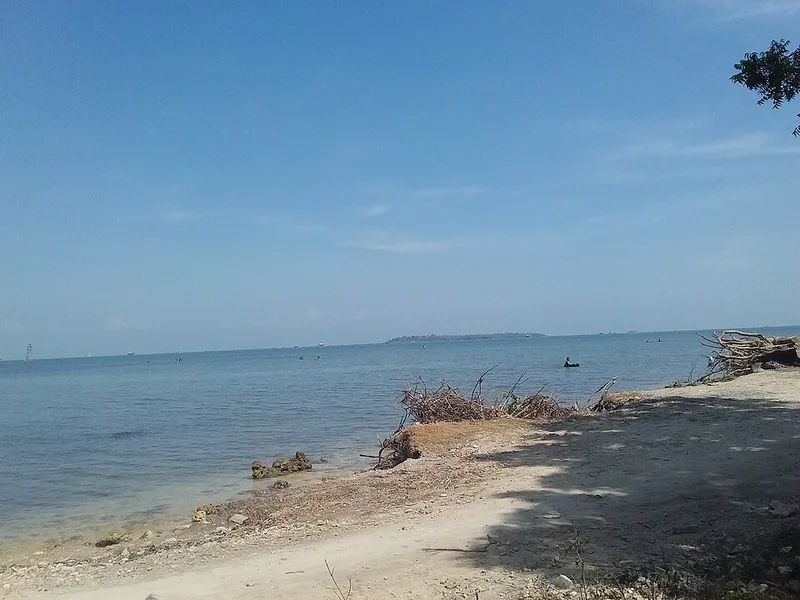 Pemandangan laut di Pantai Bandengan, Jepara