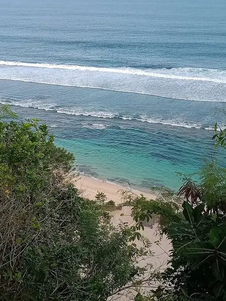Pantai Melasti dan tebing pesisir dilihat dari atas