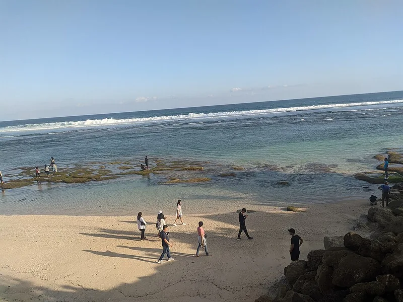 Garis pantai dan batuan di Pantai Melasti saat sore