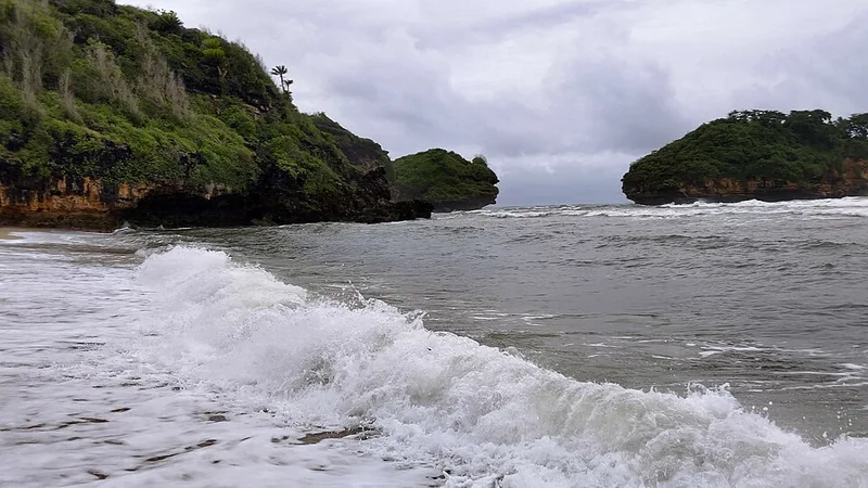 Ombak di Pantai Kasap, Kabupaten Pacitan