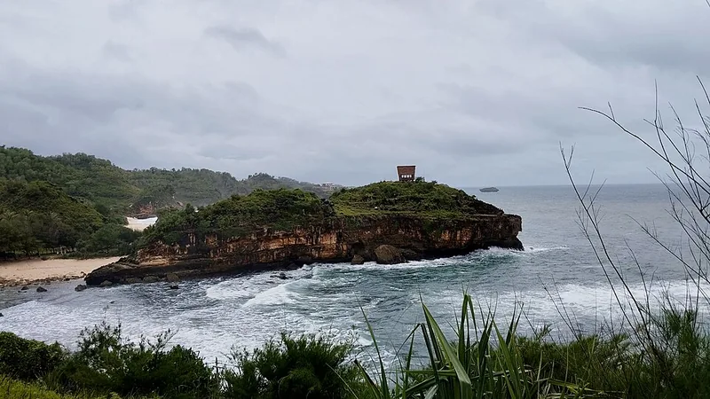 Pemandangan Pantai Kasap di Pacitan dari tebing
