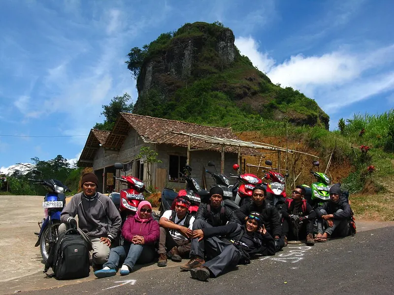 Gunung Kendil, bangunan dan rombongan wisatawan di kawasan Suroloyo