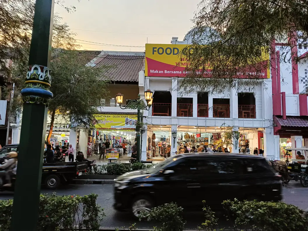 Deretan toko oleh-oleh dan food court dua lantai di sisi Jalan Malioboro pada waktu senja