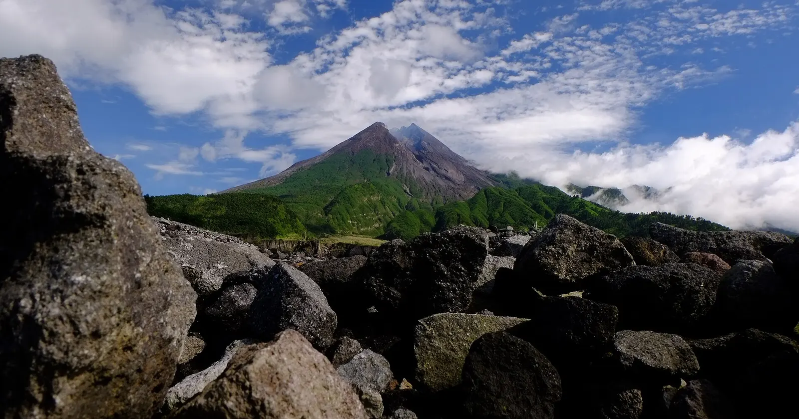 Stonehenge Yogyakarta: Panduan Wisata Lereng Merapi 2026