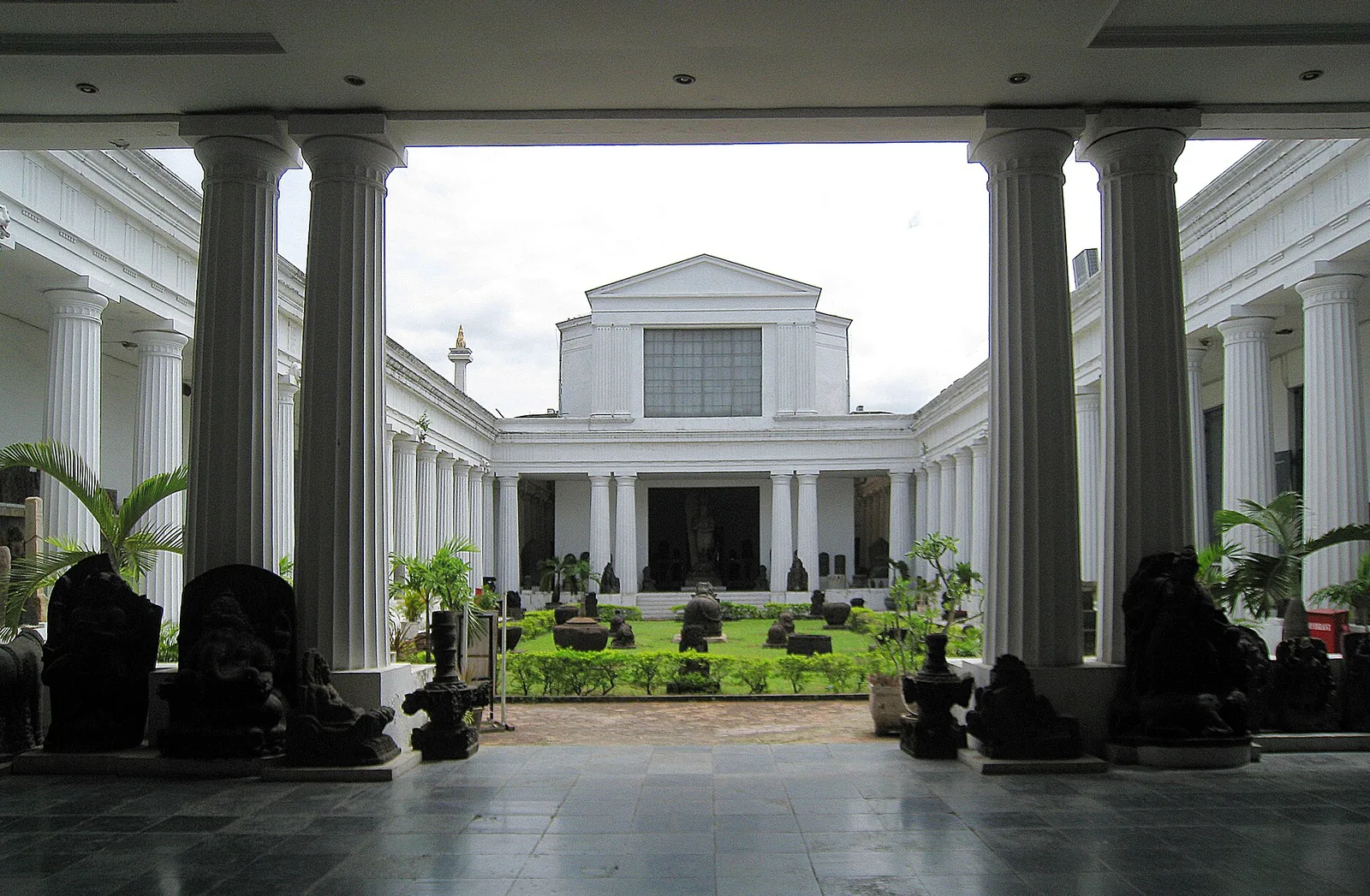 Pelataran dalam berpilar di Museum Nasional Indonesia dengan deretan arca batu masa Hindu-Buddha di kiri dan kanan
