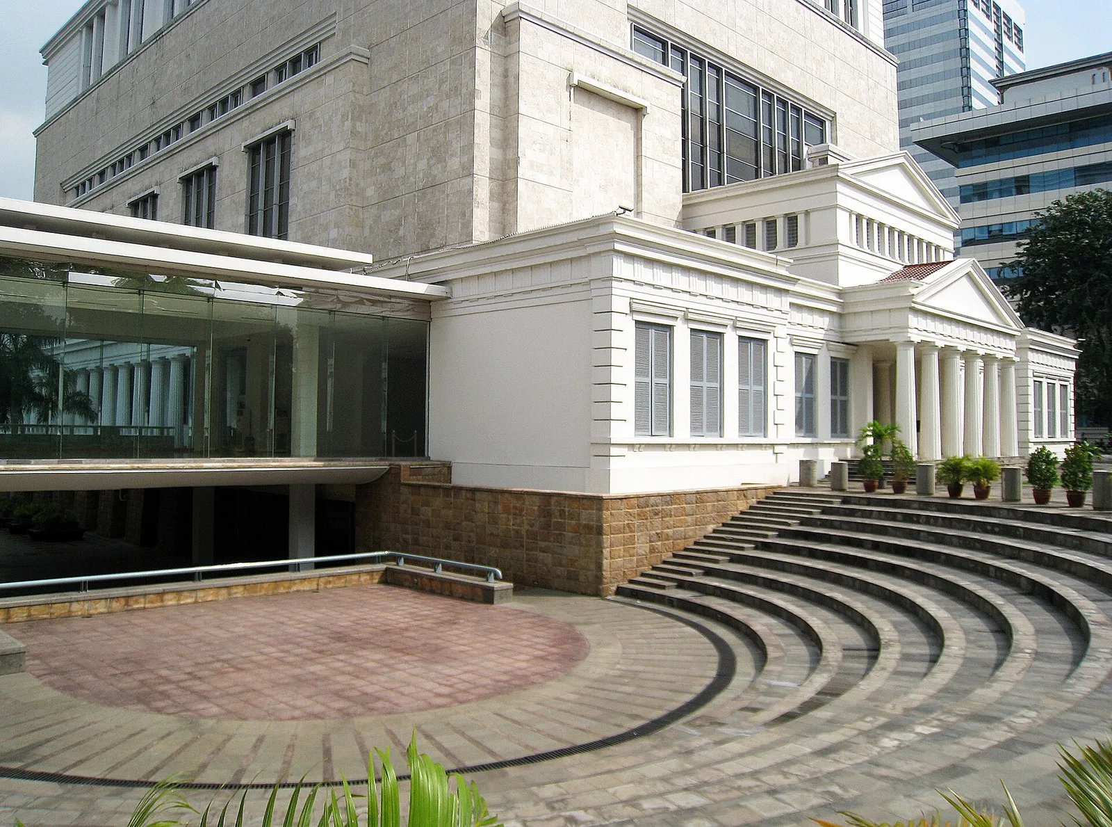 Gedung Arca, sayap baru Museum Nasional Indonesia, dengan teater terbuka berundak di halaman depannya