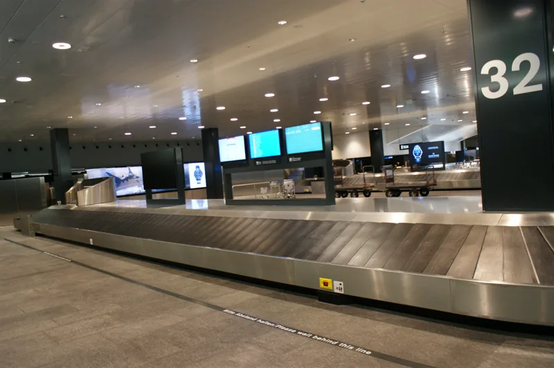 Ban berjalan pengambilan bagasi yang kosong di sebuah terminal bandara