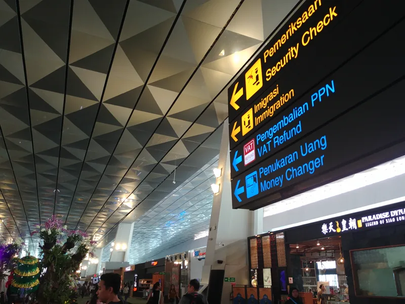 Papan penunjuk arah di Terminal 3 Soekarno-Hatta bertuliskan Pemeriksaan Security Check, Imigrasi, Pengembalian PPN, dan Penukaran Uang