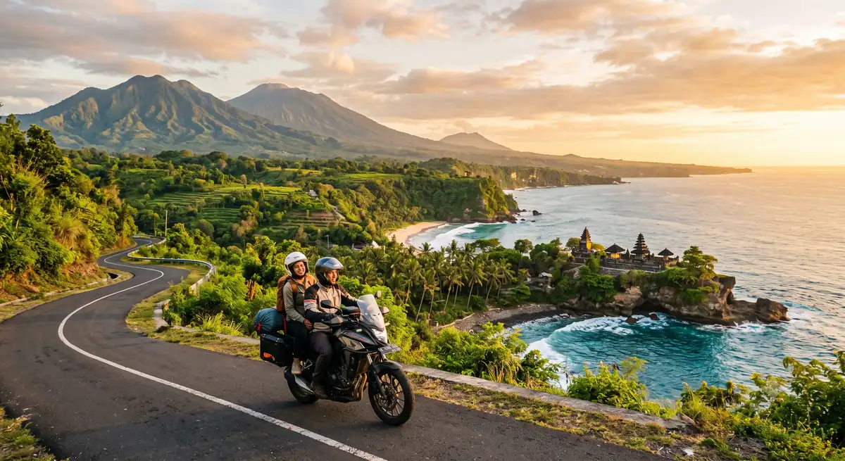 Pengendara motor menyusuri jalan dengan pemandangan alam terbuka