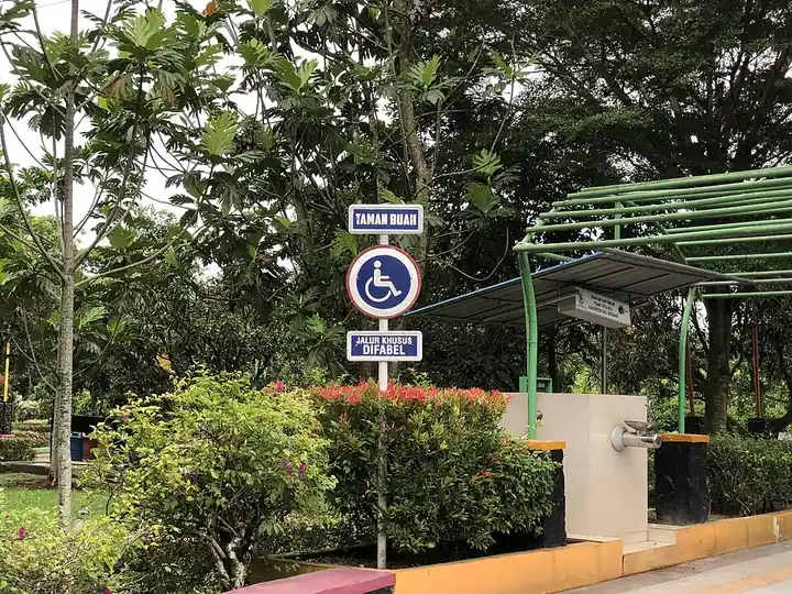Rambu jalur khusus difabel bergambar kursi roda di sebuah taman kota di Lubuk Pakam