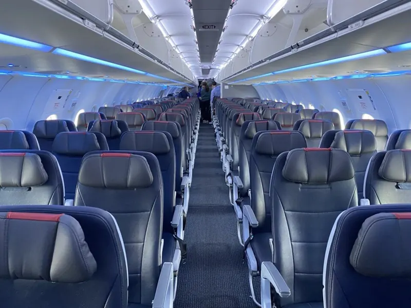 Kabin ekonomi American Airlines A321neo sebagai contoh ruang duduk untuk perencanaan babymoon