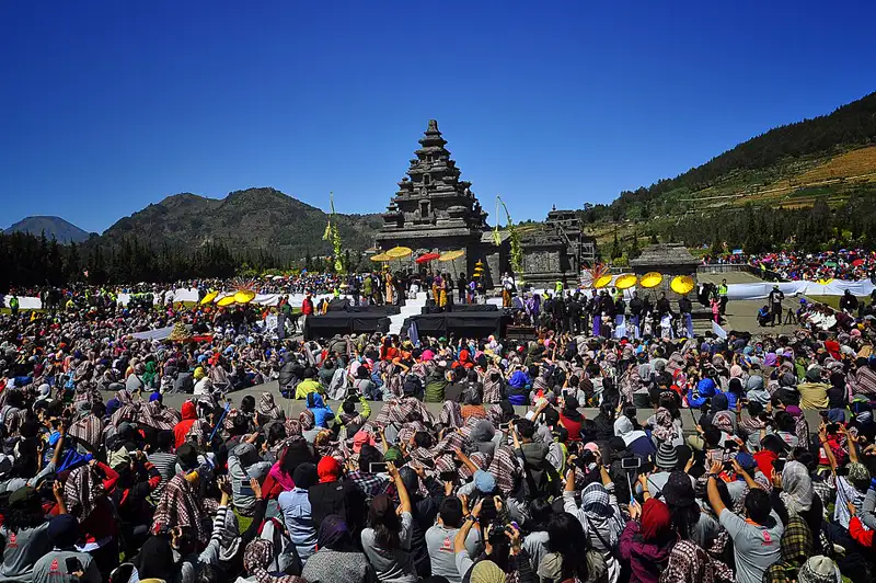 Kerumunan besar pengunjung memadati pelataran candi di Dataran Tinggi Dieng saat Dieng Culture Festival