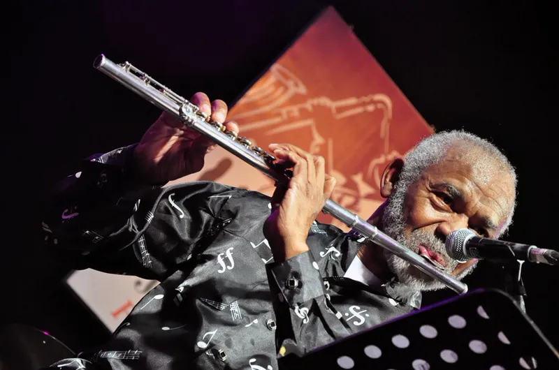Hubert Laws meniup flute di depan mikrofon saat tampil di Java Jazz Festival 2010